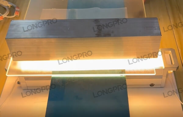 線型聚焦加熱貼合 .jpg 線型聚焦加熱貼合 .jpg